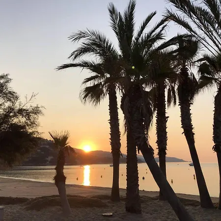 Calme, 4 Couchages, Proche Et Commerces, Terrasse Exposee Sud, Parking Privatif * Le Lavandou