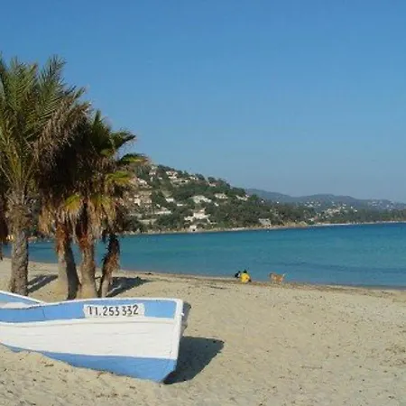 Calme, 4 Couchages, Proche Et Commerces, Terrasse Exposee Sud, Parking Privatif Apartment Le Lavandou